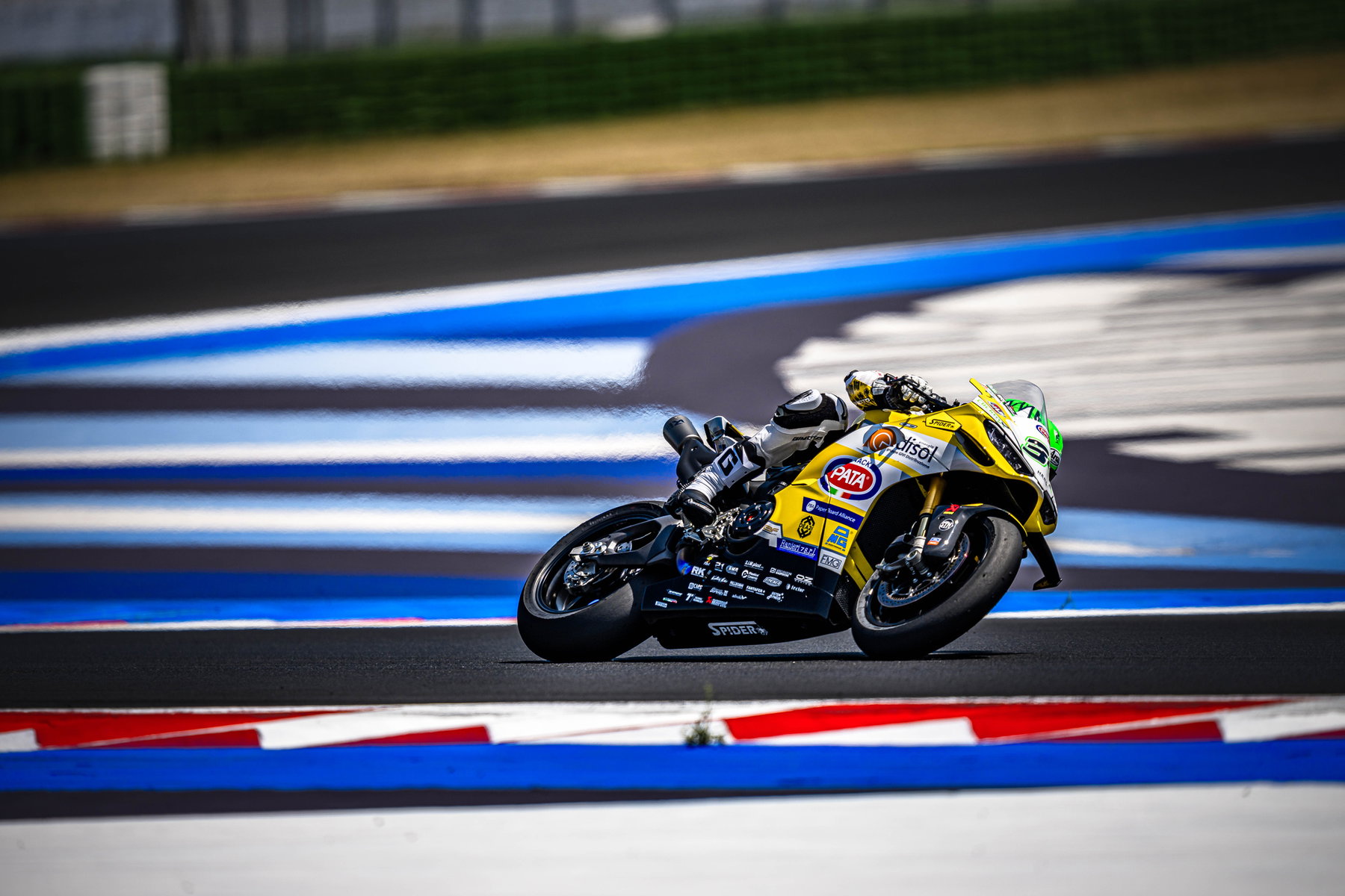 Lorenzo Baldassarri auf der gelben Ducati Panigale V4 in Schräglage auf dem Misano World Circuit – Lenovo Race of Champions, World Ducati Week 2026