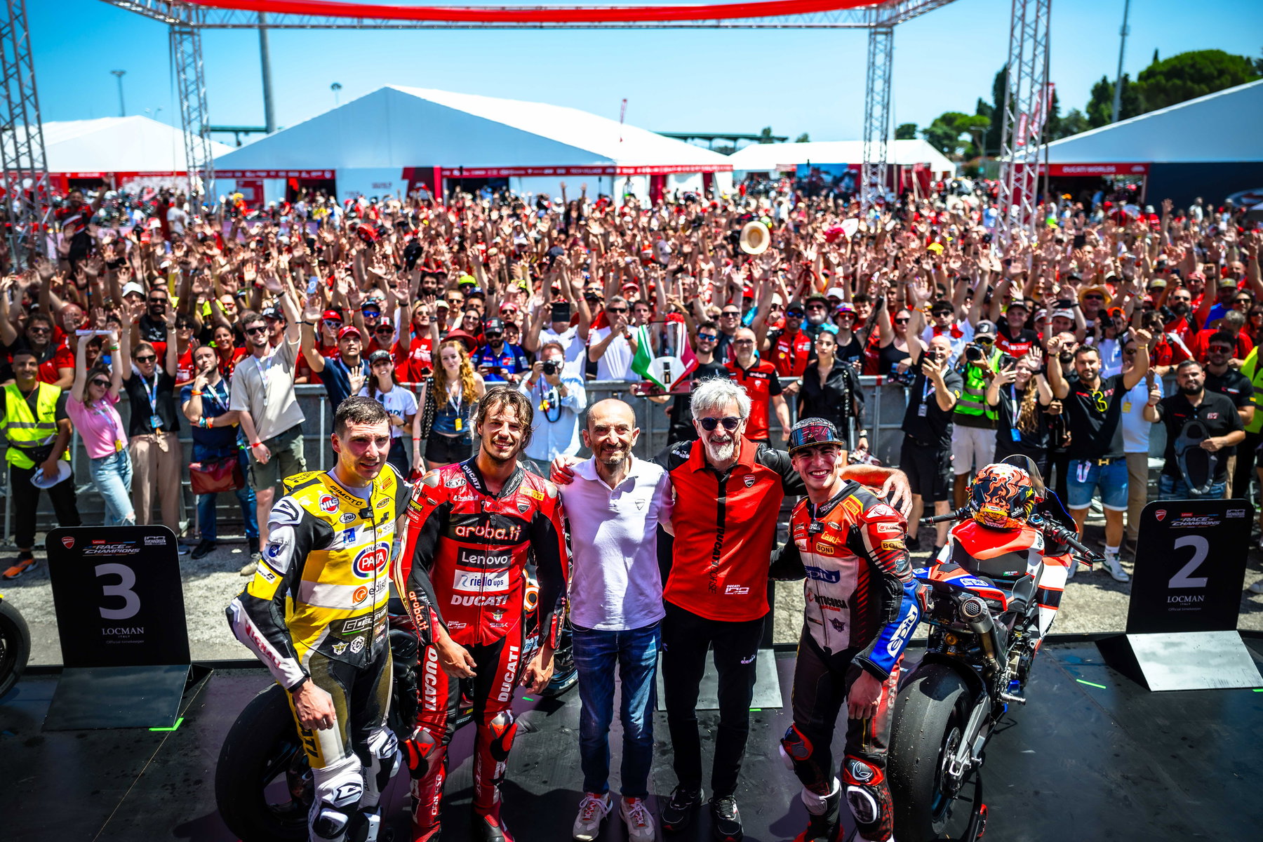 Siegerehrung des Race of Champions mit Nicolò Bulega, Alberto Surra und Lorenzo Baldassarri vor vollen Tribünen – World Ducati Week Misano 2026