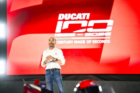 Ducati-Chef Claudio Domenicali auf der Bühne vor dem Schriftzug Ducati 100 – A Century Made of Seconds in Misano