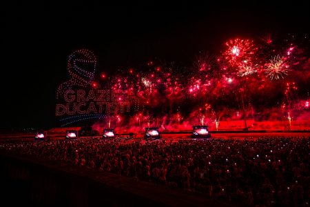Rotes Feuerwerk mit dem Schriftzug Grazie Ducati über der Menge zum Abschluss der World Ducati Week 2026 in Misano