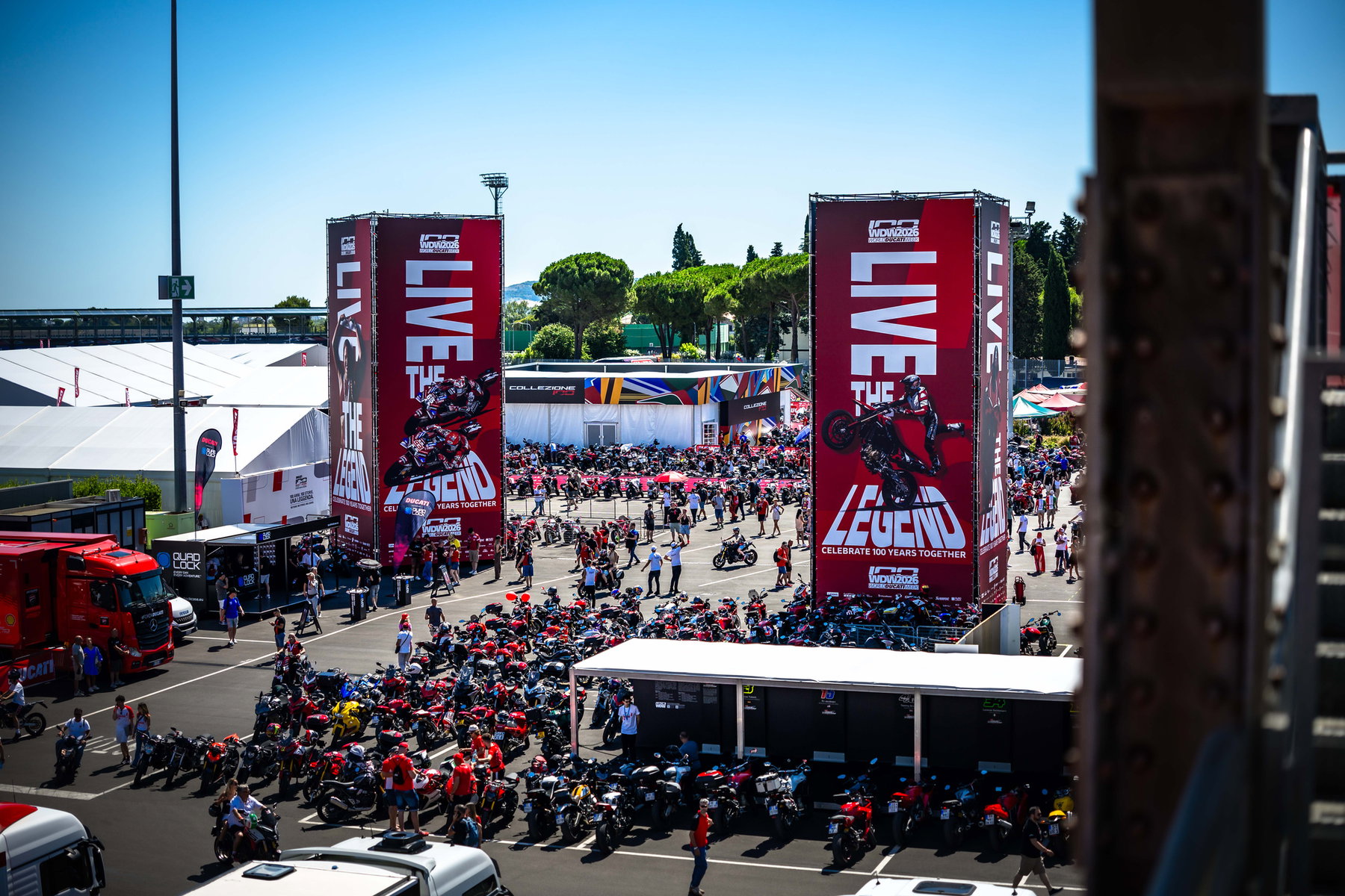 World Ducati Week 2026: 118.036 Fans feiern Ducatis 100. Geburtstag 1 Luftaufnahme der roten Motorradparade und voller Paddock zum Auftakt der World Ducati Week 2026 in Misano