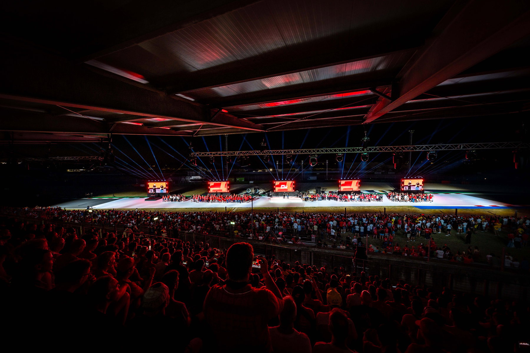 World Ducati Week 2026: 118.036 Fans feiern Ducatis 100. Geburtstag 3 Nächtliches Panorama des beleuchteten Misano World Circuit während der Live the Legend Night der World Ducati Week 2026