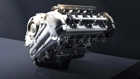 Benda DCT 2026 – Studioaufnahme des silbernen Reihenmotors mit freiliegenden Einspritzventilen und Drosselklappen vor dunklem Hintergrund, Foto: Benda