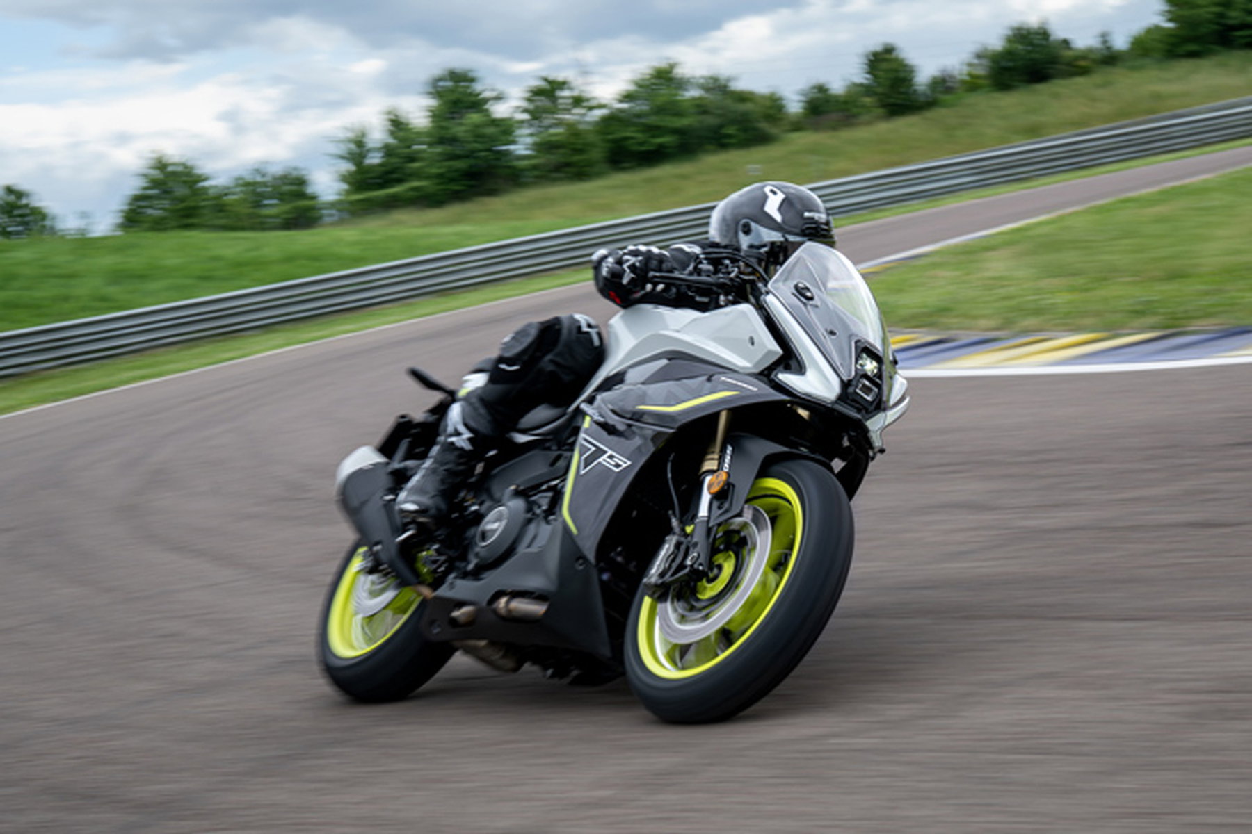 Benelli Tornado 550: In Europe Since 2025, Now Launching in the US for $5,999 5 Benelli Tornado 550 2026 in Gres White leaning into a corner on the racetrack, rider in a full-face helmet tucked low over the tank, green grass and track boundary in the background