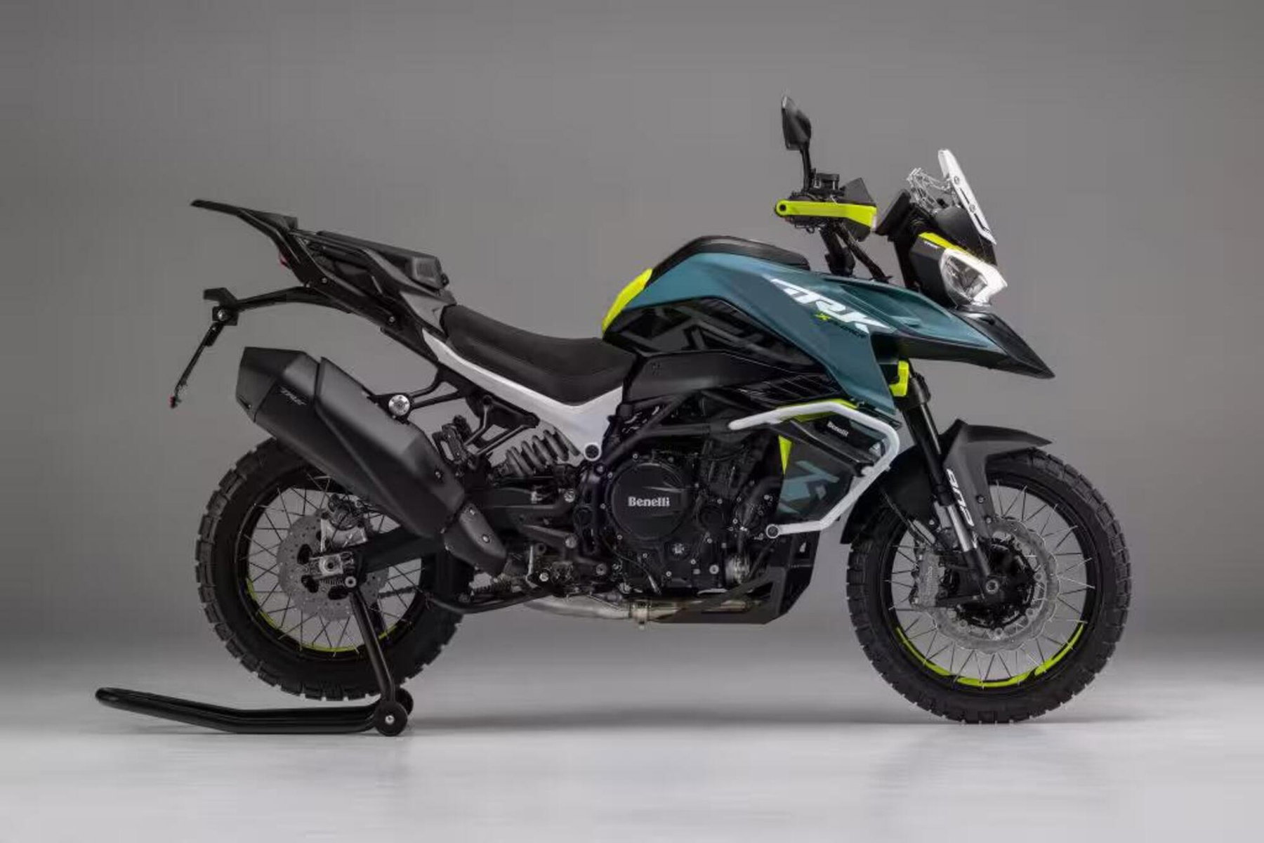 Benelli TRK 902: Erste Testfahrten zeigen Stärken und Schwächen 6 Benelli TRK 902 Xplorer (2026) – Offizielles Pressefoto, Seitenansicht in Petrolblau vor grauem Studiohintergrund