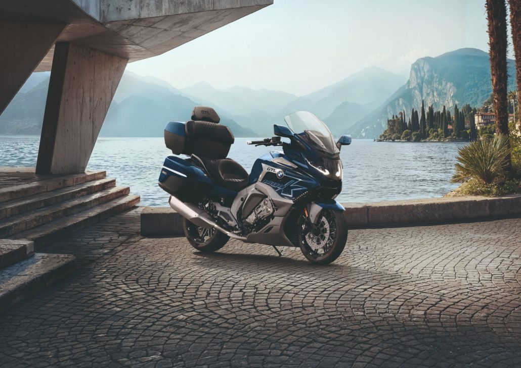 BMW Modelljahr 2027: Neuer M-Rahmen und neue Farben im Detail 4 BMW K 1600 GTL 2027 Edition II in Imperialblau metallic am Seeufer vor Bergpanorama