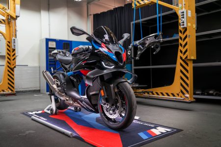 BMW M 1000 RR 2027 in M Motorsport Lackierung – Dreiviertel-Frontansicht mit Winglets in der Montagehalle