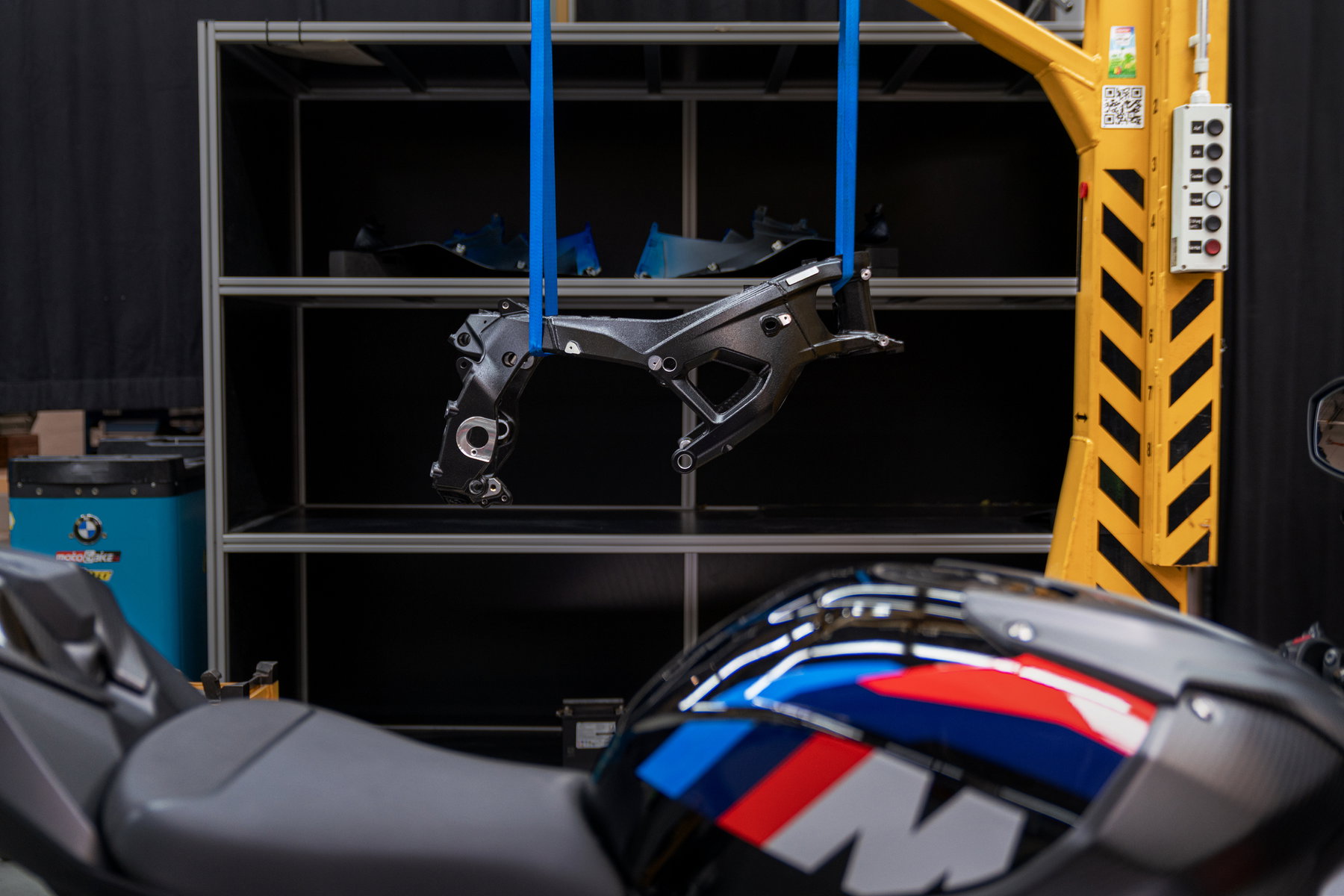 BMW M 1000 RS: Erstes RS-Modell mit Vierzylinder rückt näher 3 BMW M 1000 RR 2027 – neuer M Motorsport Rahmen der dritten Generation an Gurten hängend, davor Tank mit M Grafik