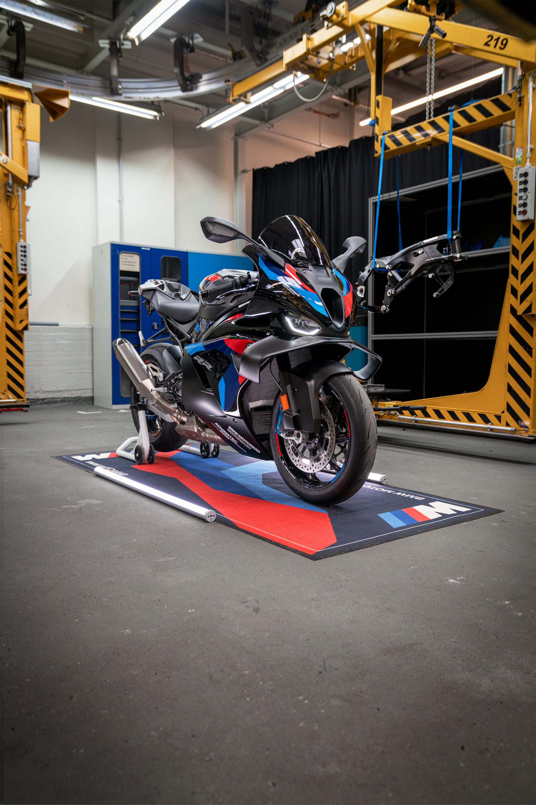 BMW M 1000 RS: Erstes RS-Modell mit Vierzylinder rückt näher 1 BMW M 1000 RR 2027 in M Motorsport Lackierung – Seitenansicht links auf BMW M Teppich in der Montagehalle
