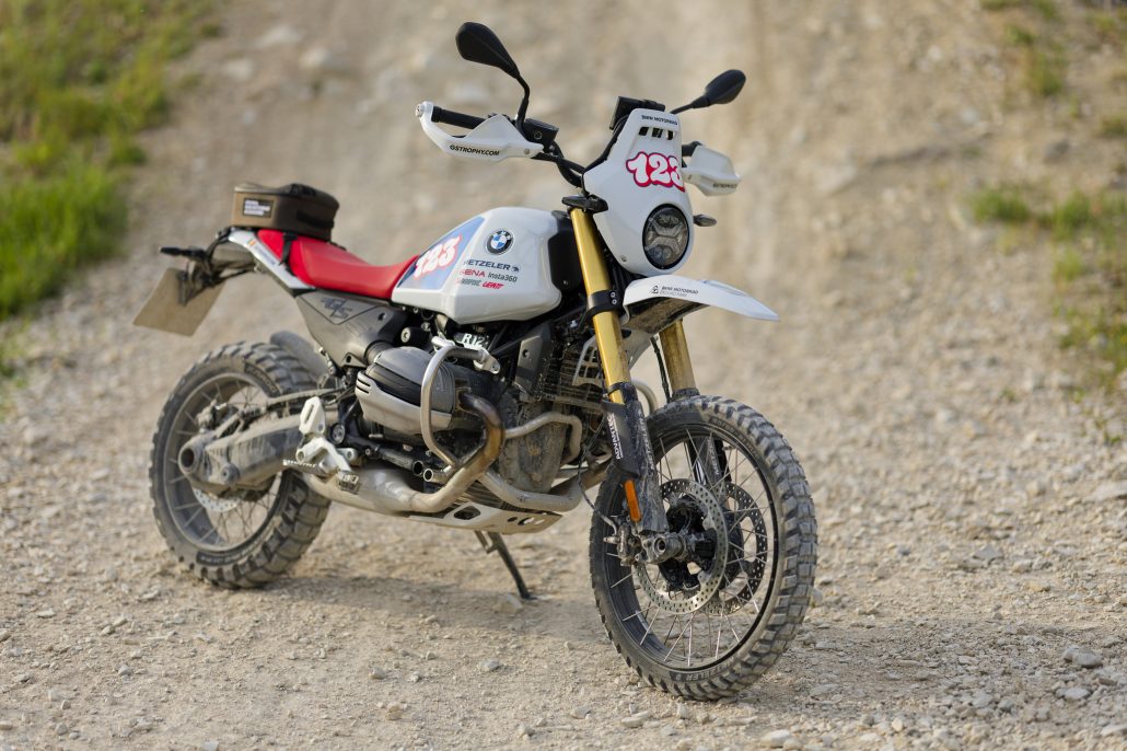 BMW R 12 G/S GS Trophy Competition Bike 2026 – Frontansicht von rechts vorne auf Schotterweg