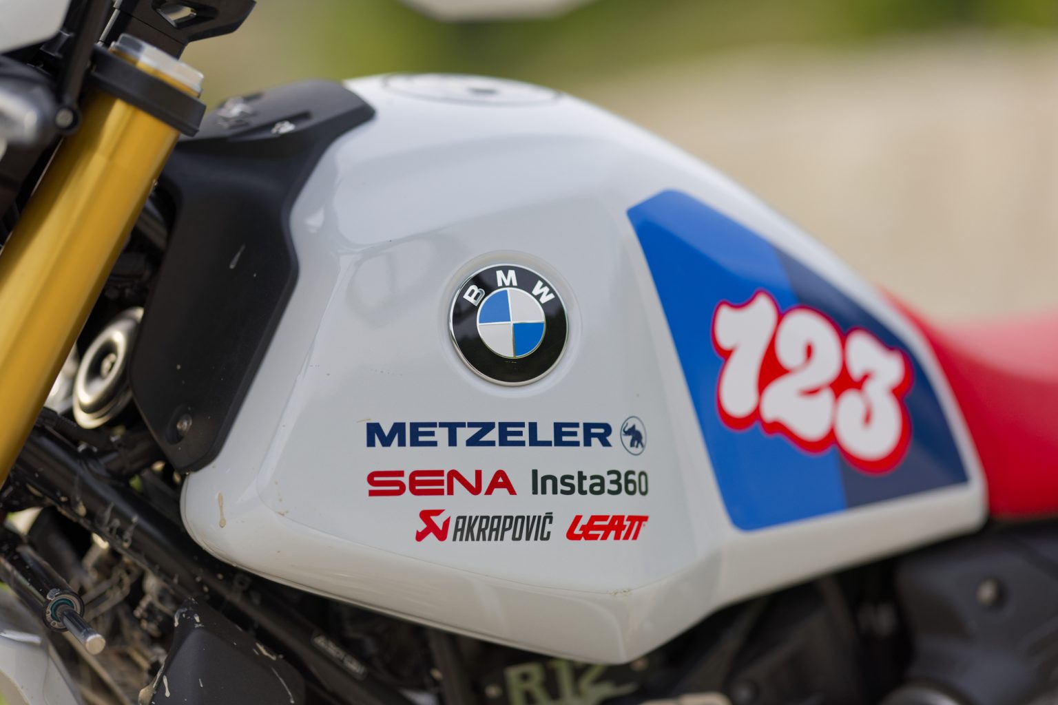 BMW R 12 G/S GS Trophy Competition Bike 2026 – Tankdetail links mit großem BMW Logo, Startnummer 123 und Sponsoren