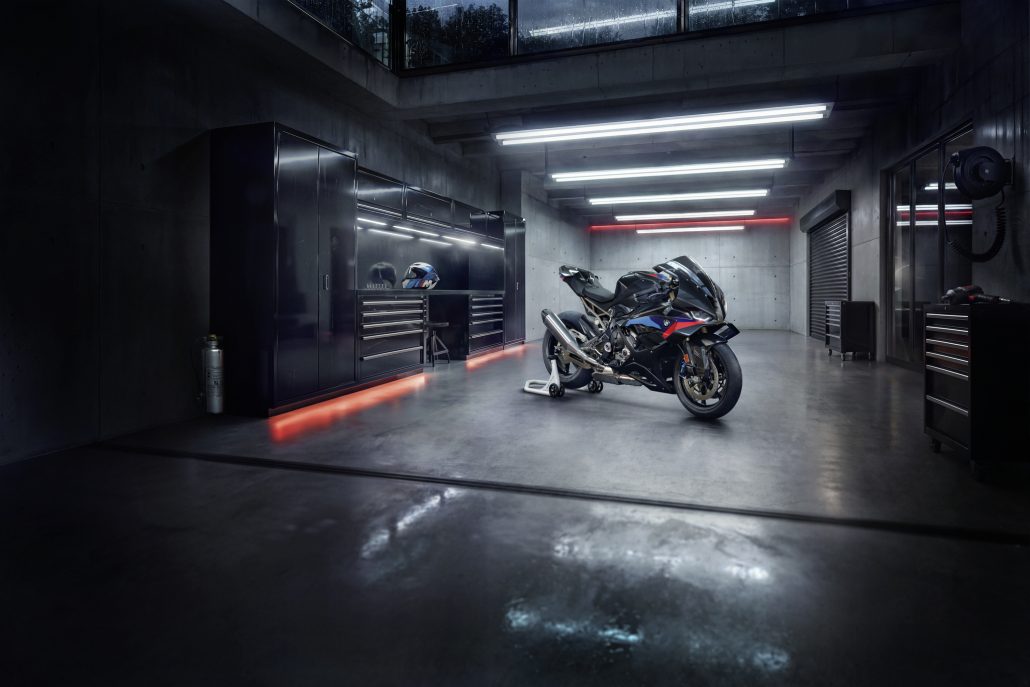 BMW S 1000 RR 2027 Edition M Sport in Blackstorm metallic – Dreiviertel-Frontansicht in einer Werkstattgarage