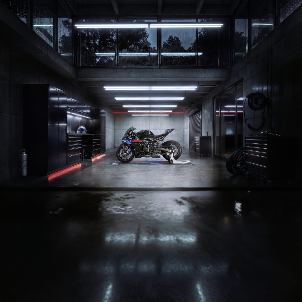BMW S 1000 RR 2027 Edition M Sport in einer dunklen Design-Garage, Frontalansicht aus der Distanz