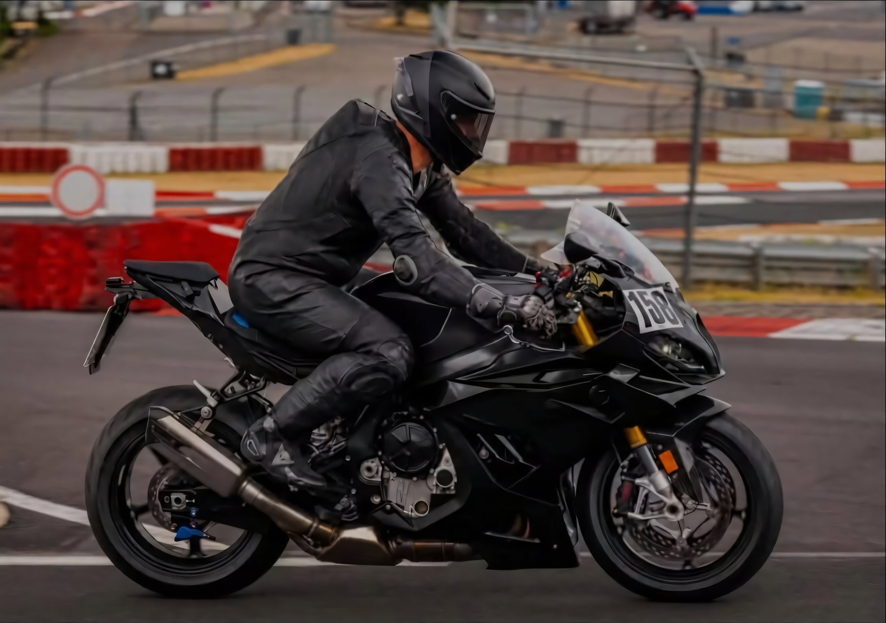 BMW S 1000 RR: Zündschloss-Rückruf trifft die gesamte Baureihe 7 BMW S 1000 RR 2028 Erlkönig – Seitenansicht in Fahrt mit Startnummerntafel 158, neuem Rahmen und Vierzylinder-Reihenmotor (Quelle: Instagram bt_moto_)