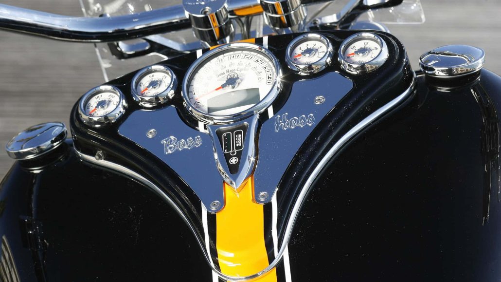 Boss Hoss Cruiser 2026: 8,1-Liter-V8 mit 600 PS im Einstiegsmodell 3 Boss Hoss Cruiser 2026 – Detailansicht des Cockpits mit Rundinstrumenten und Boss-Hoss-Schriftzug auf schwarzem Tank