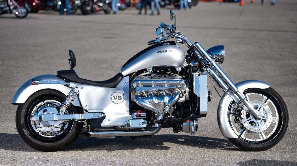Boss Hoss Cruiser 2026: 8,1-Liter-V8 mit 600 PS im Einstiegsmodell 7 Boss Hoss V8-Chopper in Silber – vollständige Seitenansicht mit freiliegendem V8-Motor und Chromrädern