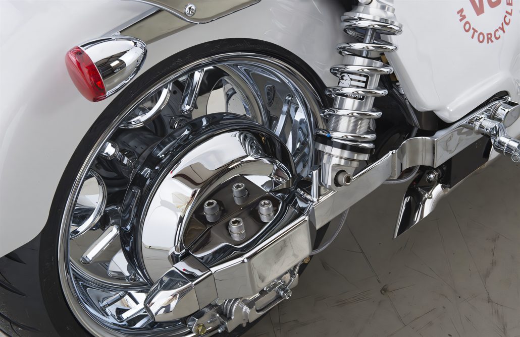 Boss Hoss Cruiser 2026: 8,1-Liter-V8 mit 600 PS im Einstiegsmodell 6 Boss Hoss Cruiser 2026 – Detailansicht von Hinterrad, Federbein und Bremssattel des weißen V8-Choppers