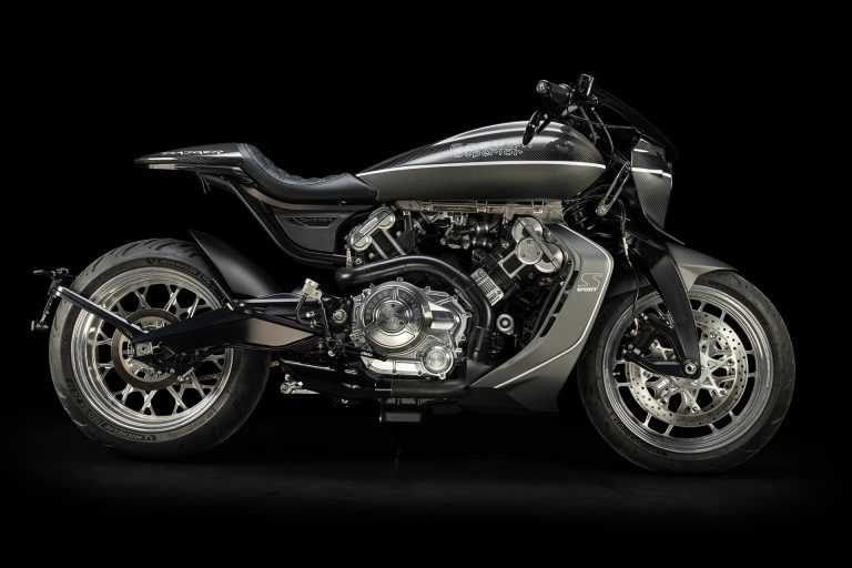 Brough Superior Dagger S: Was die neue Sportvariante wirklich ändert Brough Superior Dagger S 2026 – Seitenansicht rechts im Studio, Carbon-Karosserie in Schwarz mit Titanium-Akzenten, freiliegender V-Twin-Motor mit polierten Zylinderdeckeln, geschmiedete Aluminiumräder, Michelin Road Bereifung, S Sport Emblem