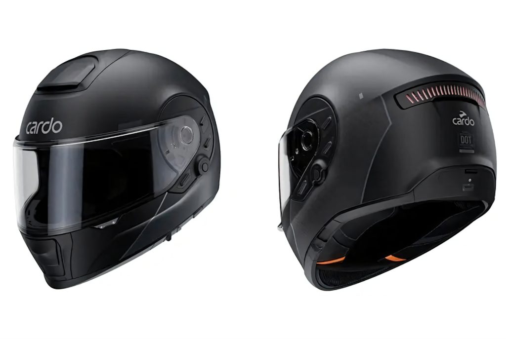 Cardo Beyond GTS gewinnt Red Dot Award vor dem Marktstart 1 Cardo Beyond GTS Helm in Seiten- und Dreiviertelansicht, mattschwarze Carbon-Schale mit integriertem Bremslicht und Cardo-Logo, Studioaufnahme auf weißem Hintergrund