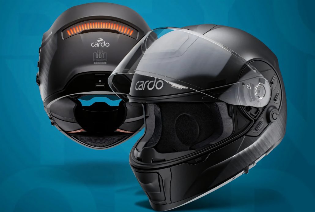 Cardo Beyond GTS gewinnt Red Dot Award vor dem Marktstart 3 Cardo Beyond GTS Helm von hinten mit LED-Bremslicht-Leiste und von vorne mit geöffnetem Visier, Detailansicht des Innenfutters und der DOT-Zertifizierung