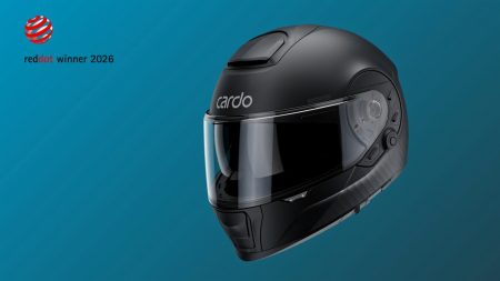 Cardo Beyond GTS Helm in Dreiviertelansicht auf türkisem Hintergrund mit Red Dot Award Winner 2026 Siegel