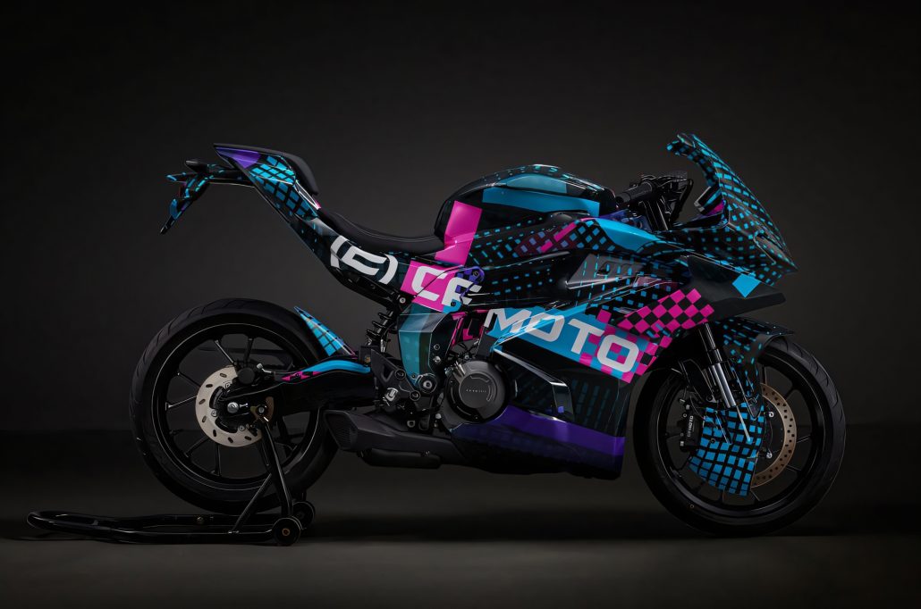 CFMoto 250SR-R: Zweizylinder-Sportler nimmt die Yamaha R3 ins Visier 5 CFMoto 250SR-R 2026 – getarnter Prototyp mit bunter Tarnfolie, Studio-Seitenansicht, CFMoto-Schriftzug auf der Verkleidung