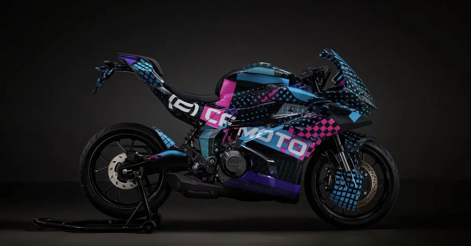 CFMoto 250SR-R 2026 – getarnter Prototyp mit bunter Tarnfolie, Halbprofilansicht im Studio (Aufmacherbild, echtes Foto, kein Renderbild)