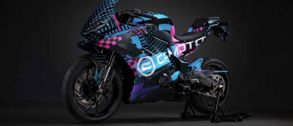 CFMoto 250SR-R: Zweizylinder-Sportler nimmt die Yamaha R3 ins Visier 6 CFMoto 250SR-R 2026 – getarnter Prototyp mit bunter Tarnfolie, Heck-Dreiviertelansicht auf Montageständer