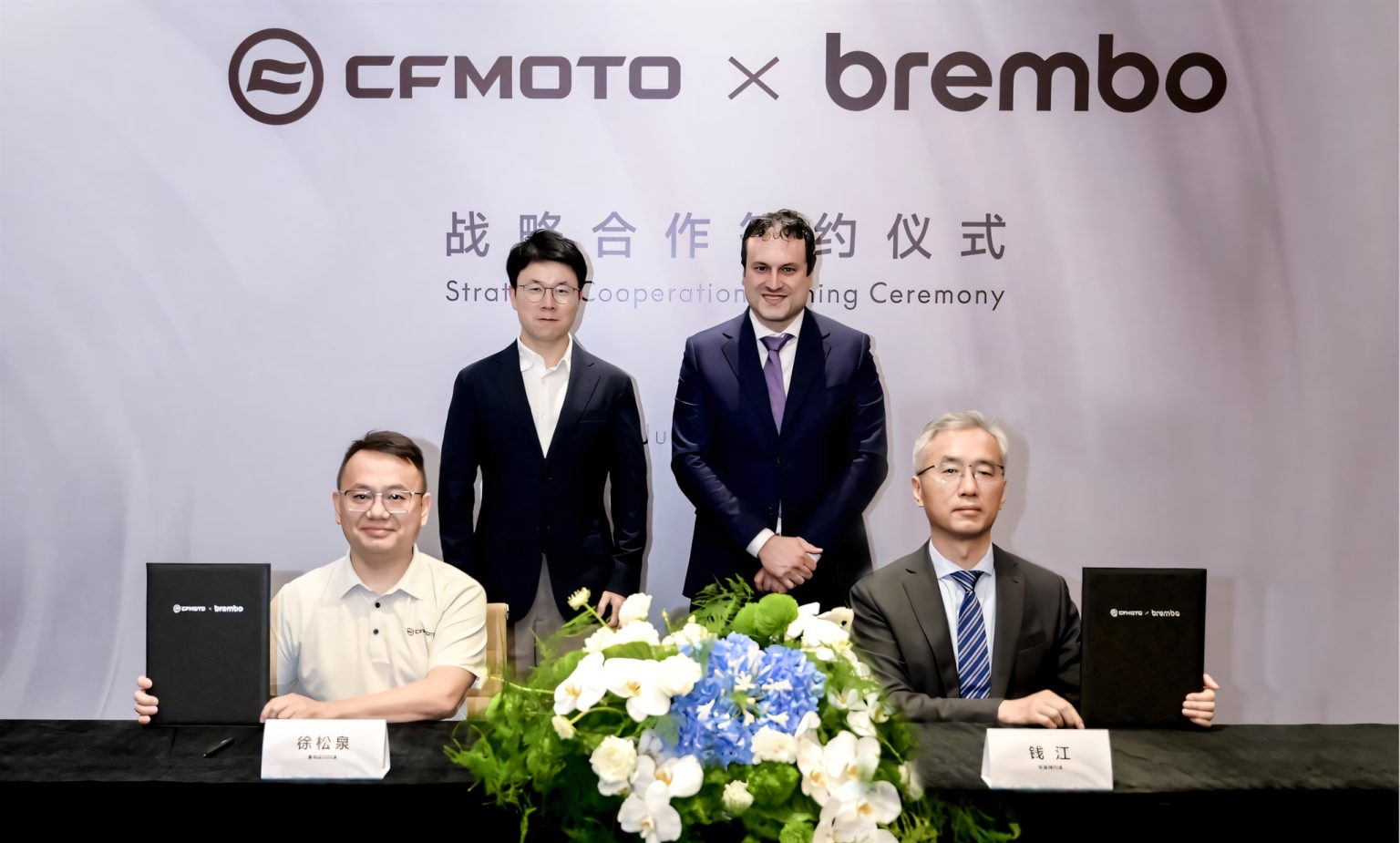 CFMoto und Brembo: Was die Bremsen-Partnerschaft für neue Modelle bringt Offizielle Unterzeichnungszeremonie der Brembo-CFMoto Partnerschaft mit Vertretern beider Unternehmen vor CFMOTO x Brembo Logo-Wand