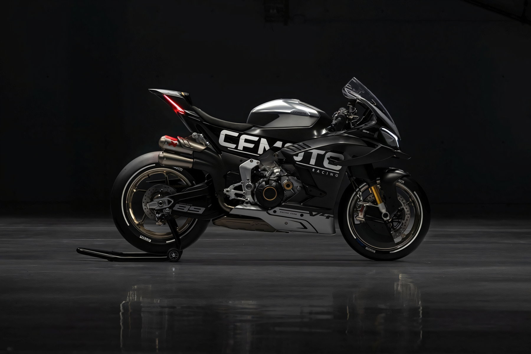 CFMoto V4 SR-RR Rennprototyp in schwarz-weißer Racing-Lackierung, Seitenansicht im Studio mit sichtbarem Fahrwerk und Auspuffanlage