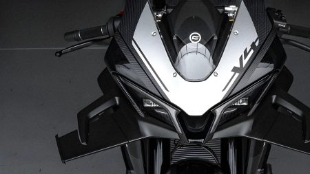 CFMoto V4SR-RR Prototyp Detailansicht der Frontverkleidung mit weit ausgeklappten aktiven Aero-Winglets beidseitig des Scheinwerfers, Studioaufnahme