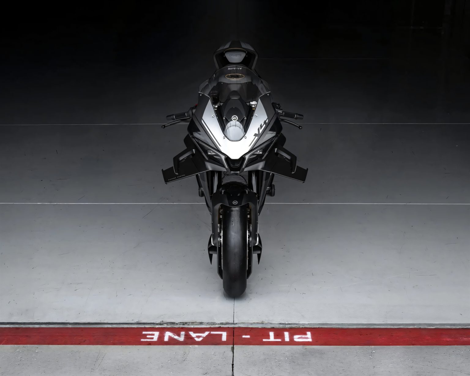 CFMoto V4SR-RR Prototyp Frontalansicht auf einer Pit-Lane-Markierung, symmetrisch ausgefahrene aktive Winglets, silbern-schwarze Lackierung, dunkler Studiohintergrund