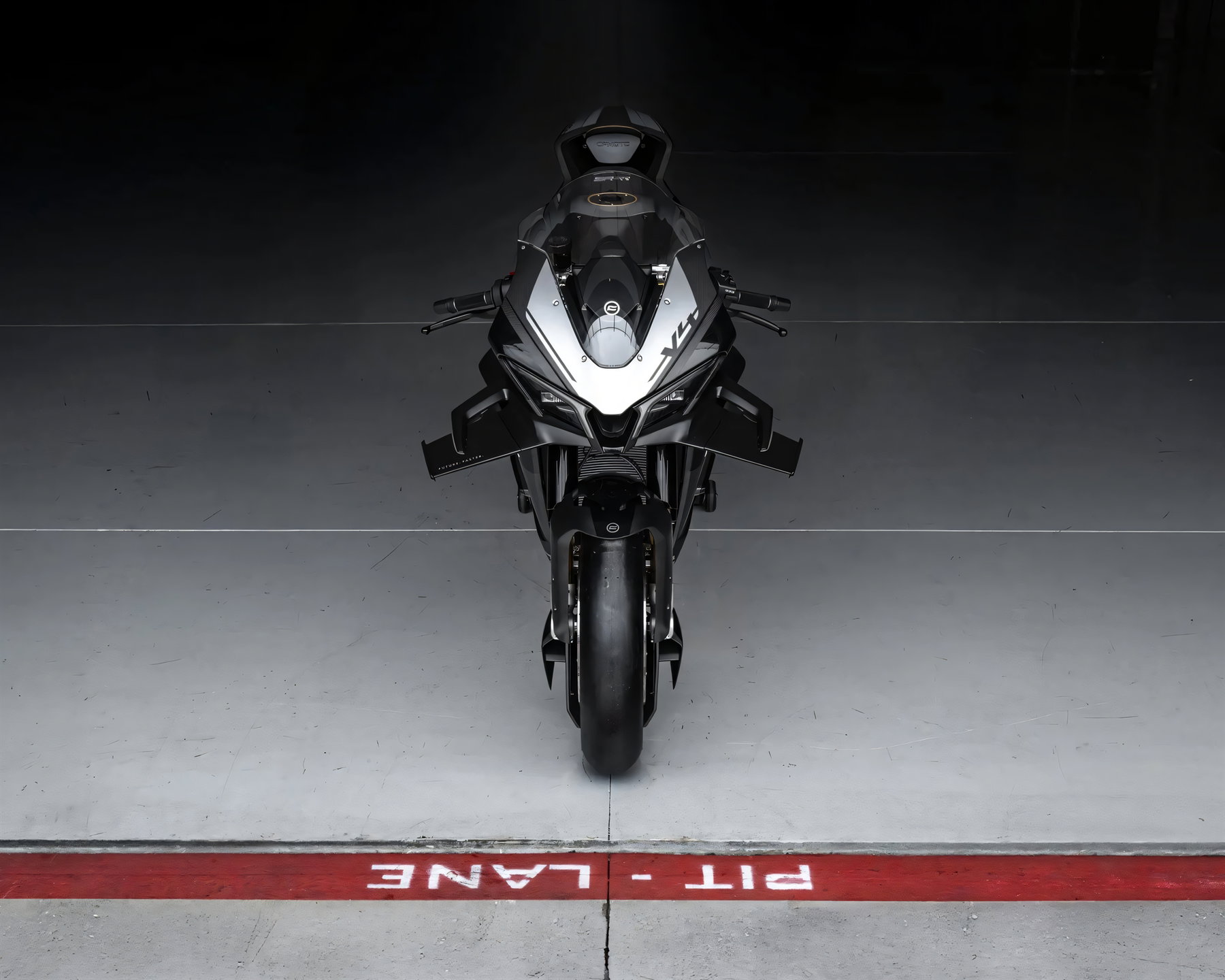CFMoto plant MotoGP-Einstieg: Erst die Superbike-WM, dann die Königsklasse 3 CFMoto V4SR-RR Prototyp Frontalansicht auf einer Pit-Lane-Markierung, symmetrisch ausgefahrene aktive Winglets, silbern-schwarze Lackierung, dunkler Studiohintergrund