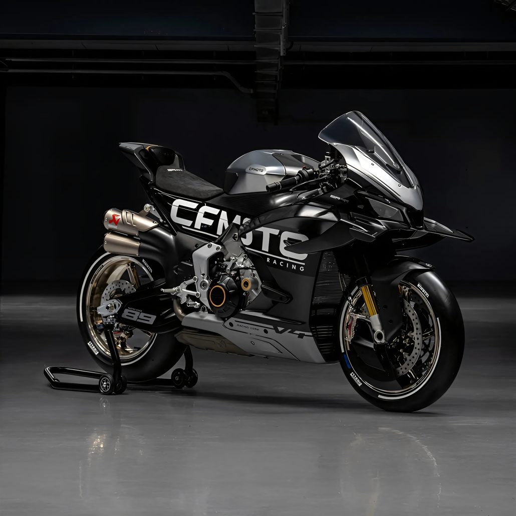 CFMoto V4SR-RR: Bewegliche Winglets reifen im Windkanal von Pininfarina 3 CFMoto V4SR-RR Prototyp im dunklen Studio, Dreiviertelansicht von hinten mit silbernem Tank, goldenen Gabelholmen und Felgen, CFMoto-Racing-Schriftzug, Startnummer 89