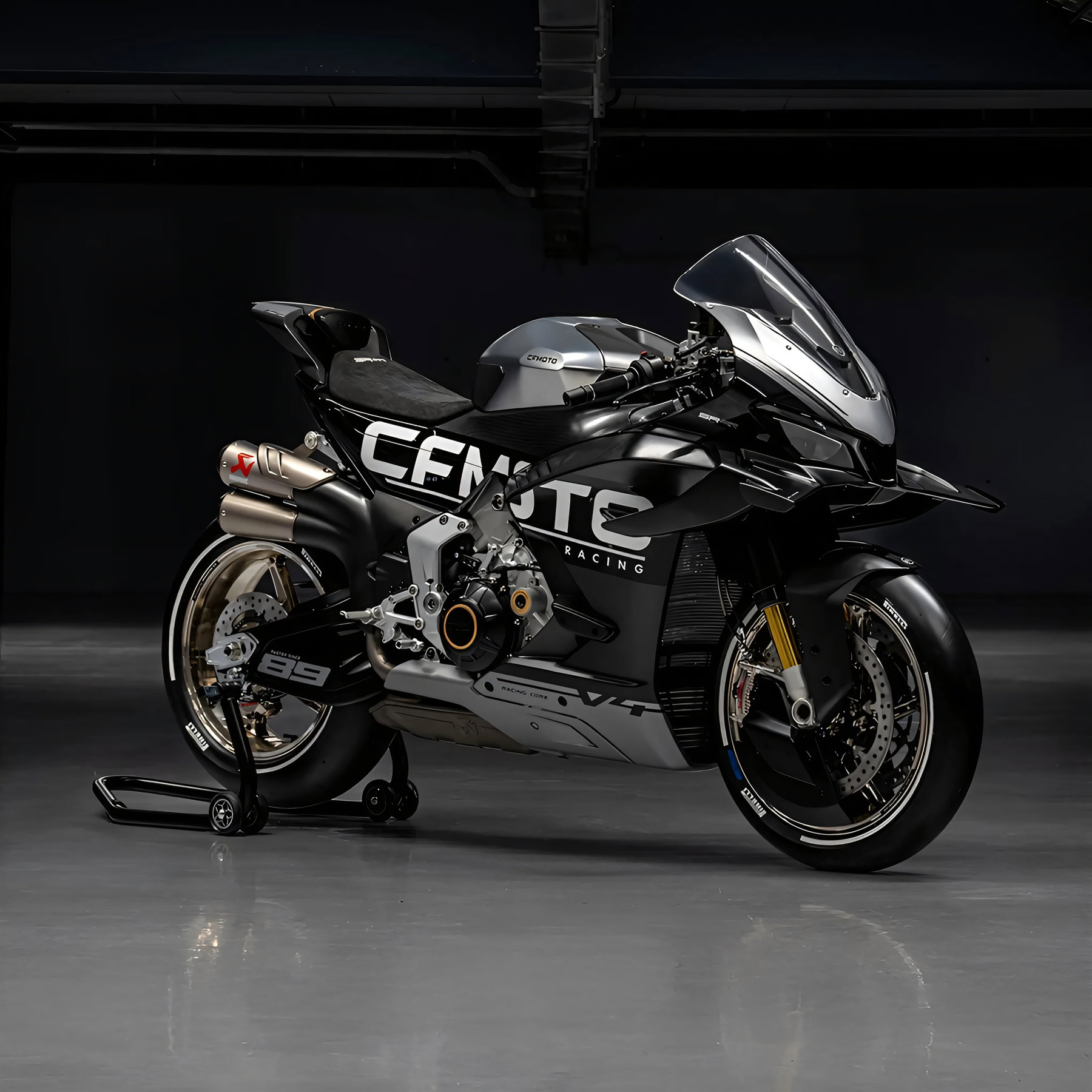 CFMoto plant MotoGP-Einstieg: Erst die Superbike-WM, dann die Königsklasse 6 CFMoto V4SR-RR Prototyp im dunklen Studio, Dreiviertelansicht von hinten mit silbernem Tank, goldenen Gabelholmen und Felgen, CFMoto-Racing-Schriftzug, Startnummer 89