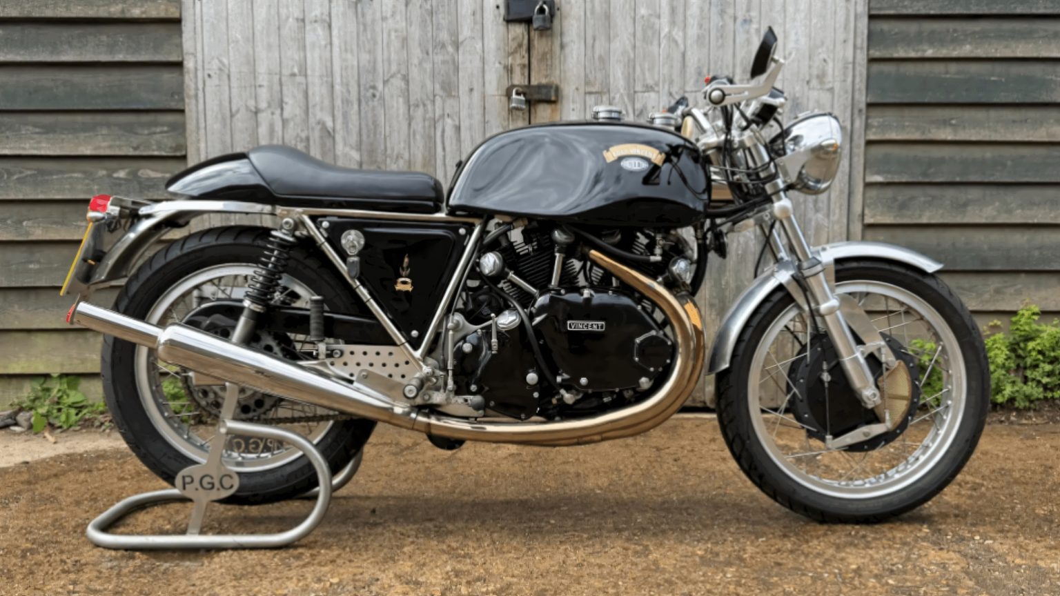 Godet-Egli-Vincent Sport GT Sells for £65,550 at Auction Godet-Egli-Vincent Sport GT (2016), offizielles Pressefoto von Iconic Auctioneers, Seitenansicht vor grauem Scheunentor