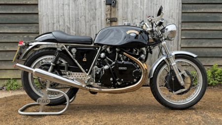 Godet-Egli-Vincent Sport GT Sells for £65,550 at Auction Godet-Egli-Vincent Sport GT (2016), offizielles Pressefoto von Iconic Auctioneers, Seitenansicht vor grauem Scheunentor