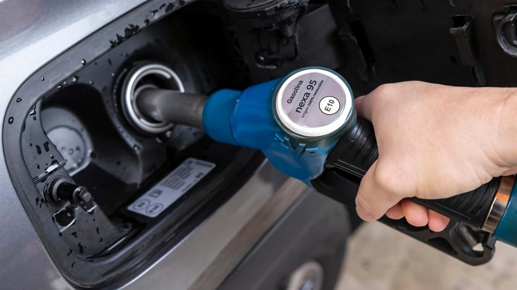 Erneuerbares Benzin im Test: BMW und Toyota fahren fossilfrei 1 Repsol Nexa-95-Zapfpistole beim Betanken eines silbernen Testfahrzeugs am Einfuellstutzen, Detailaufnahme des 100 Prozent erneuerbaren Benzins