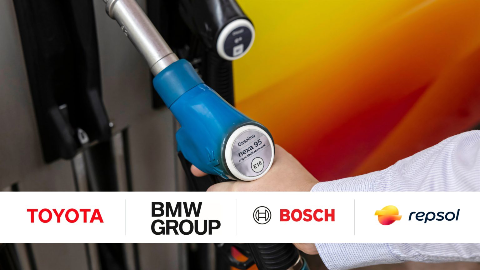 Renewable Gasoline Put to the Test: BMW and Toyota Go Fossil-Free Hand haelt die blaue Repsol Nexa-95-Zapfpistole vor orange-gelbem Farbverlauf, darunter Logos von Toyota, BMW Group, Bosch und Repsol