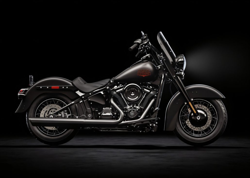 Harley-Davidson Deadwood: Werks-Bobber kommt nicht nach Europa 3 Harley-Davidson Deadwood – mattschwarzer Cruiser in Seitenansicht von links im dunklen Studio, mit Speichenrädern, V2-Motor und schlankem Solositz