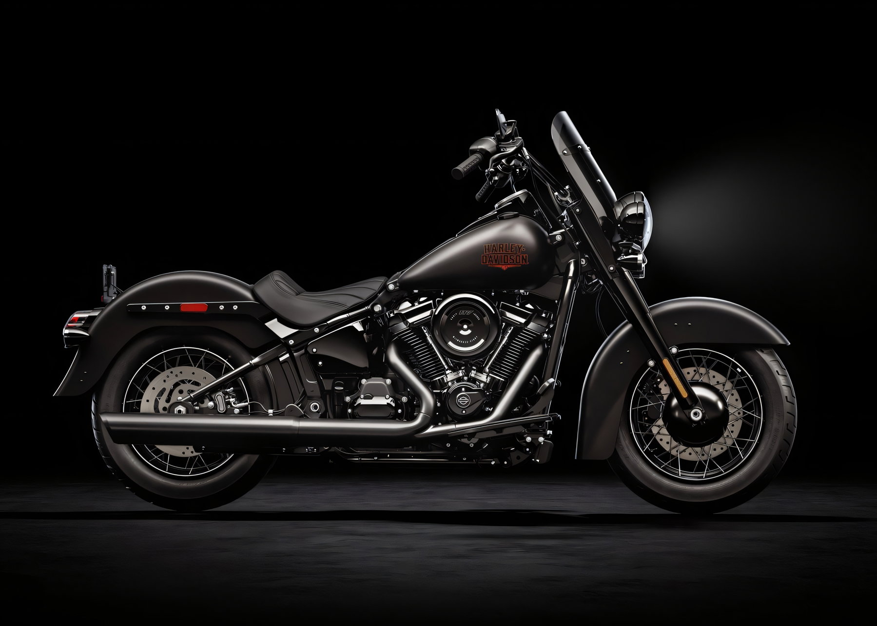 Harley-Davidson hebt Prognose an: Warum Europa das Problem bleibt 4 Harley-Davidson Deadwood – mattschwarzer Cruiser in Seitenansicht von links im dunklen Studio, mit Speichenrädern, V2-Motor und schlankem Solositz