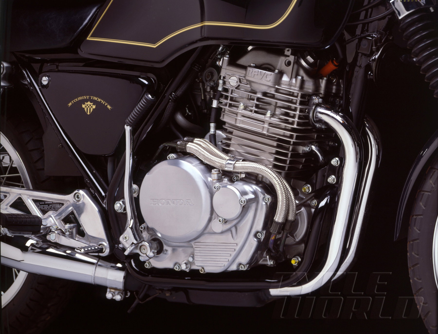 Honda CB 500 with 28 hp: What It Means for the GB 350 S in Europe 1 Honda GB 500 TT von 1989/1990 – Nahaufnahme des luftgekühlten Vierventil-Einzylinders (RFVC) mit Chromauspuffkrümmer und Tourist-Trophy-Schriftzug am Seitendeckel