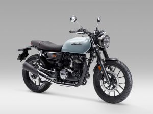 Honda GB 350 S 2025 in Hellgrau – Dreiviertelansicht von vorne im Studio mit rundem Scheinwerfer und Speichenrädern