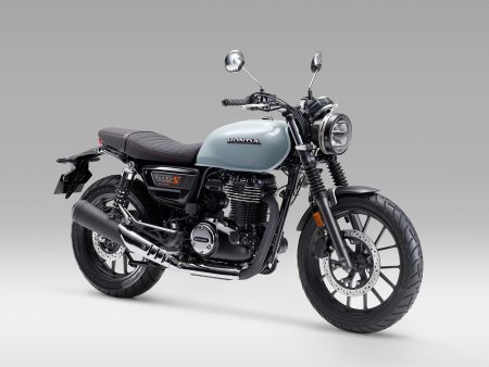 Honda GB 350 S 2025 in Hellgrau – Dreiviertelansicht von vorne im Studio mit rundem Scheinwerfer und Speichenrädern