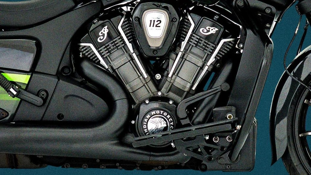 Nahaufnahme des Indian PowerPlus 112 V-Twin-Motors mit „112“-Schriftzug, Kühlrippen an den Zylinderköpfen und Indian-Motorcycle-Emblem am Motorgehäuse, verbaut in der Chieftain PowerPlus Signature Series 2026