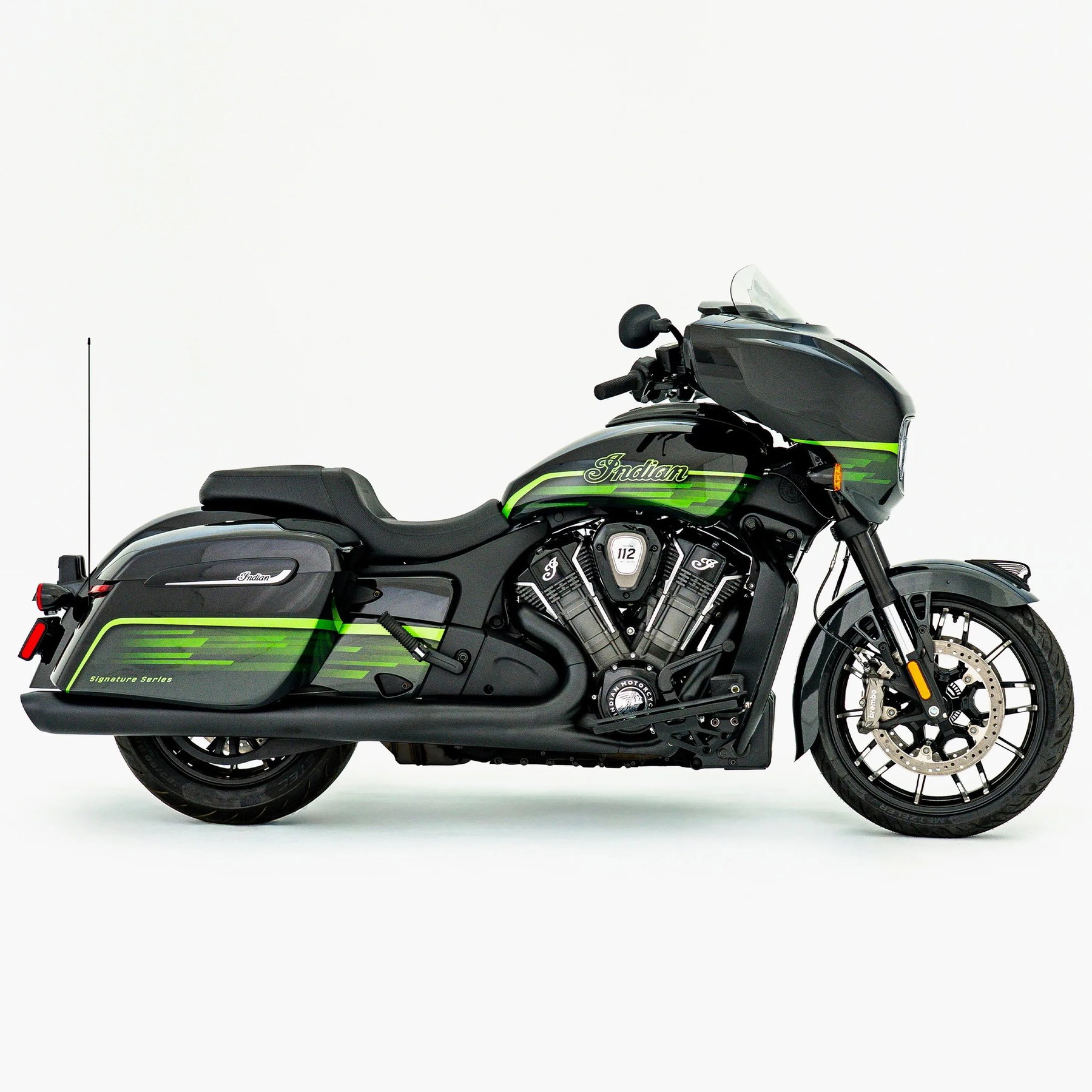 Indian Chieftain PowerPlus Signature Series 2026 in Abyss Metallic mit Venom Green und Cypher Green Akzenten, Seitenansicht im Fotostudio, Satteltasche mit „Signature Series“-Schriftzug