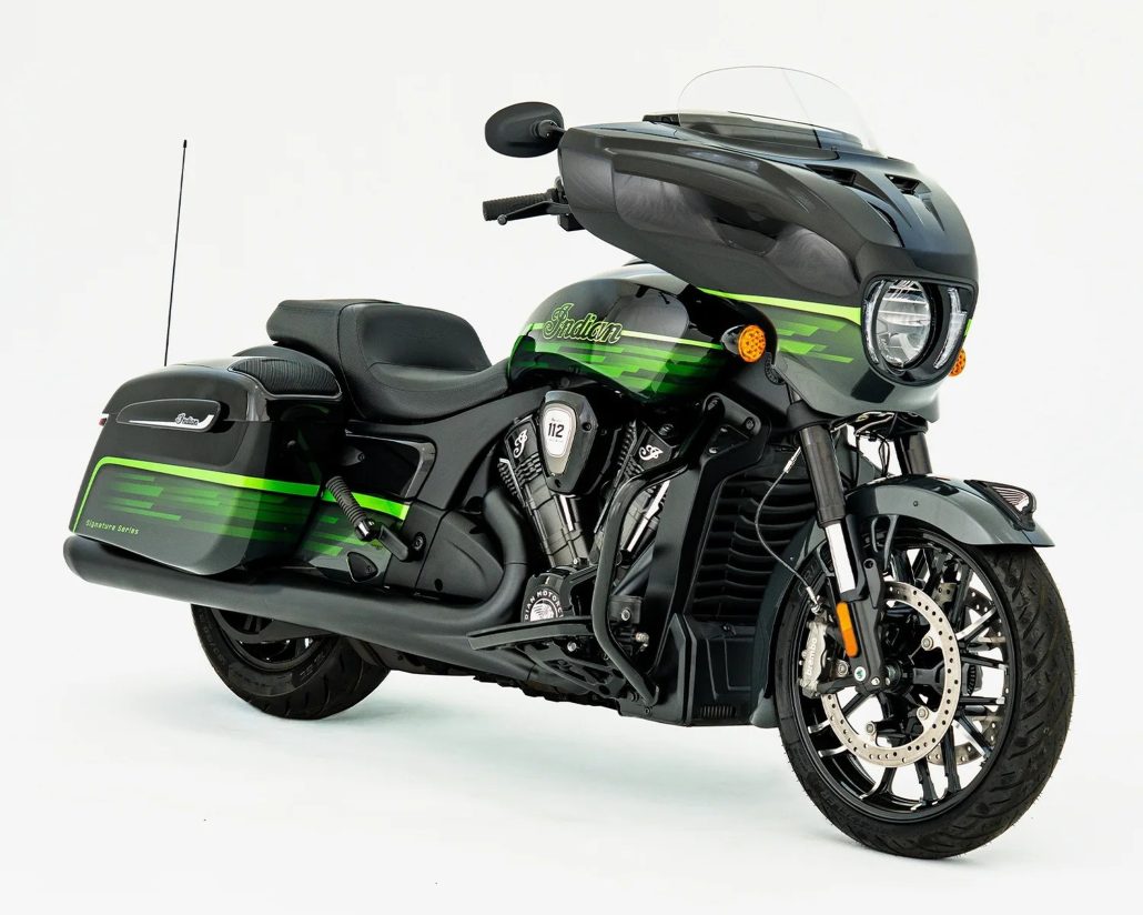 Indian Chieftain PowerPlus Signature Series 2026 in Schwarz-Grün, Frontal-Dreiviertelansicht mit LED-Scheinwerfer, Verkleidung und PowerPlus 112 Motor