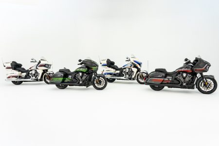 Hochauflösendes Gruppenfoto aller vier Indian PowerPlus Signature Series Modelle 2026 im Fotostudio: Roadmaster PowerPlus in Frontier Pearl mit Revere Red/Vigilant Blue (links), Chieftain PowerPlus in Abyss Metallic mit Venom Green/Cypher Green, Indian Pursuit in Frontier Pearl mit Revere Red/Vigilant Blue und Indian Challenger in Abyss Metallic mit Machined Silver/Red Alert (rechts)