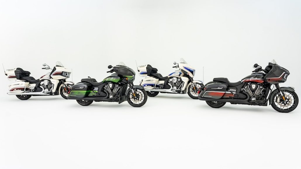 Gruppenfoto der vier Indian PowerPlus Signature Series Sondermodelle 2026 nebeneinander im Fotostudio: Roadmaster PowerPlus, Chieftain PowerPlus, Indian Pursuit und Indian Challenger, jeweils mit modellspezifischer Sonderlackierung