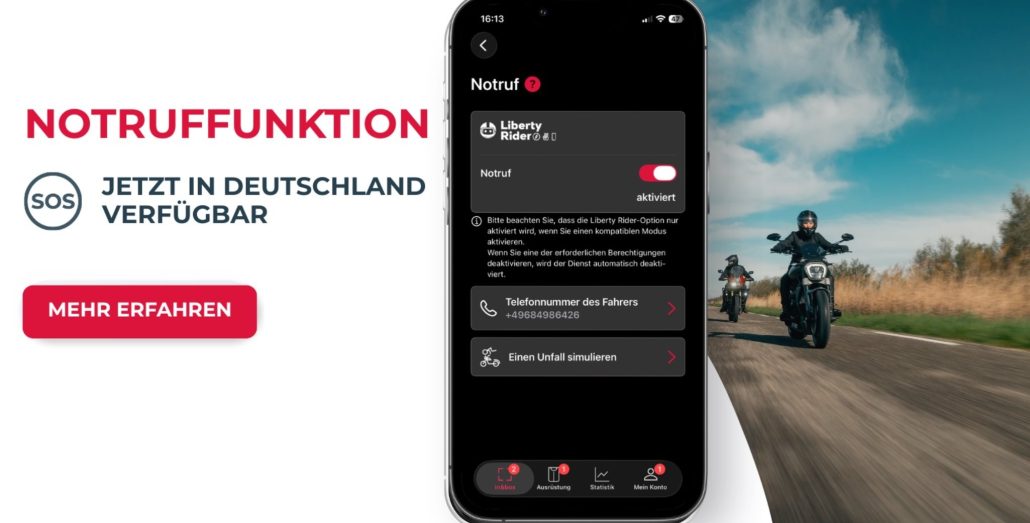 In&motion Emergency Call: Airbag ruft jetzt auch in Deutschland Hilfe 4 Smartphone zeigt den aktivierten Notruf in der In&box App von In&motion mit Liberty-Rider-Symbol, daneben das In&motion-Airbags-Logo und drei Motorradfahrer, die auf einer Landstraße unter blauem Himmel fahren